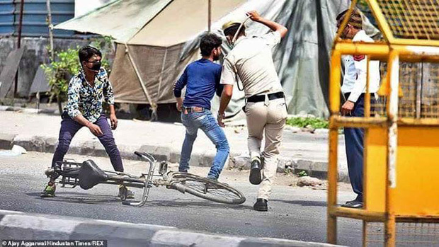 Ngày đầu tiên bị phong tỏa của đất nước 1,3 tỉ dân: Cảnh sát Ấn Độ truy lùng người chống lệnh, quất roi, bắt chống đẩy giữa phố - Ảnh 5.