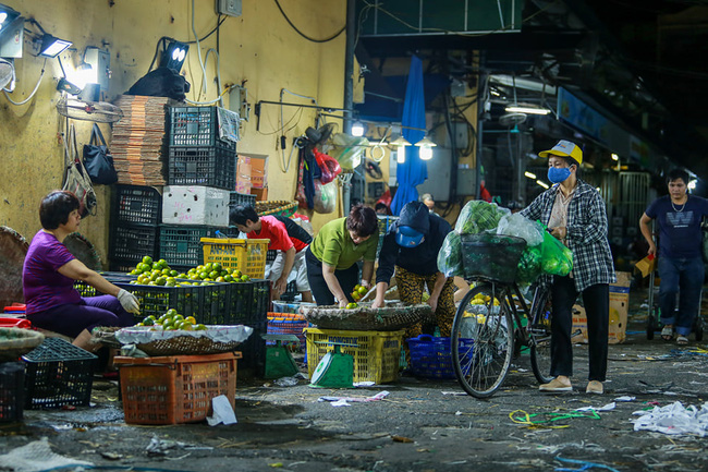 Hà Nội: Chợ đầu mối trầm lắng giữa bão dịch Covid-19, nhiều người vẫn thờ ơ không đeo khẩu trang - Ảnh 13.