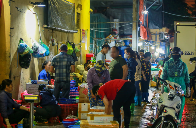Hà Nội: Chợ đầu mối trầm lắng giữa bão dịch Covid-19, nhiều người vẫn thờ ơ không đeo khẩu trang - Ảnh 18.