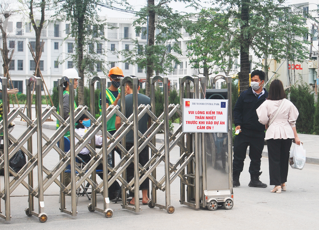 Hà Nội: Kiểm tra y tế tất cả những người qua cổng vào khu đô thị - Ảnh 4.