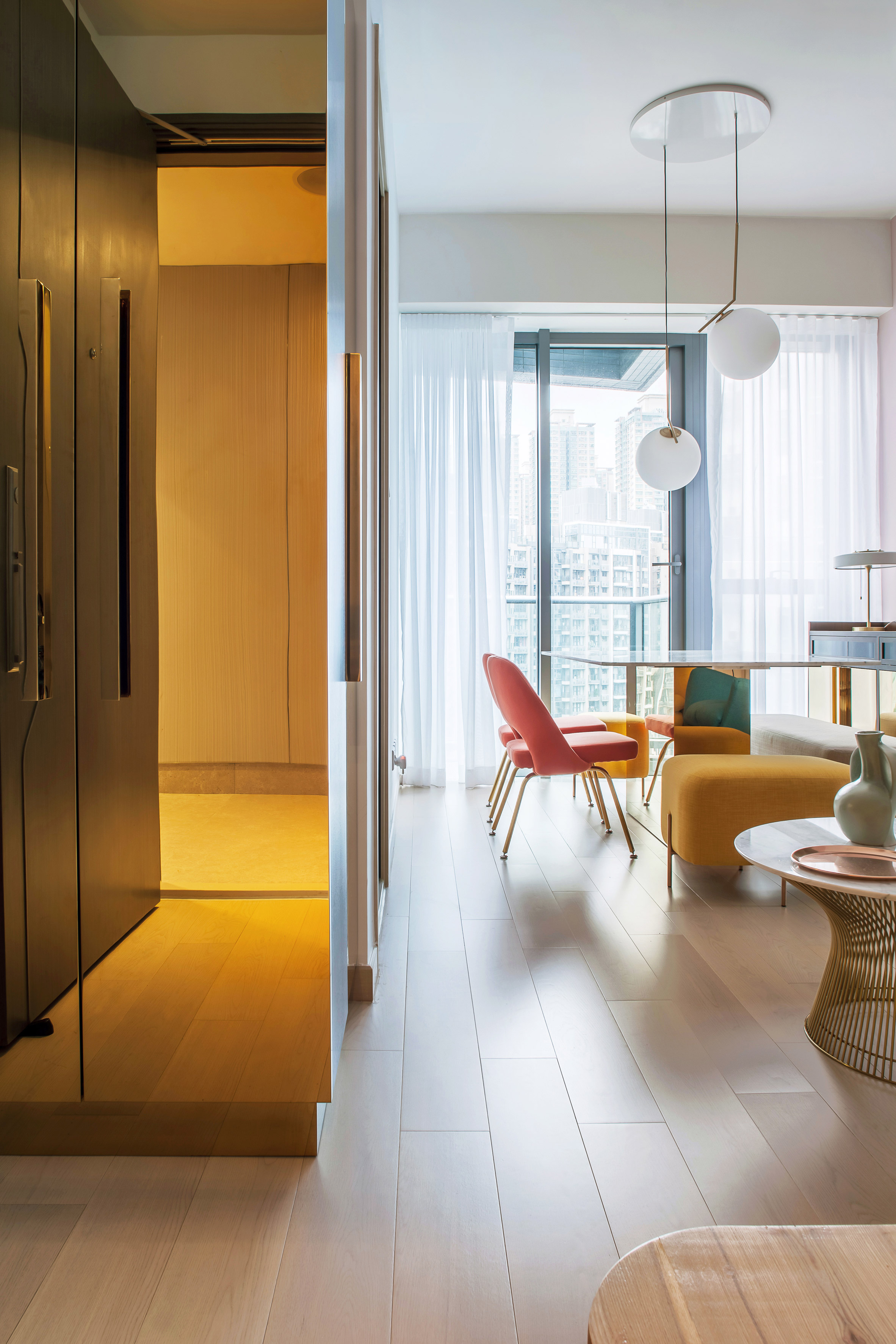 Thiết kế căn hộ với tường và đồ nội thất có màu rực rỡ dành riêng cho chủ nhân thiết kế thời trang - Ảnh 2.