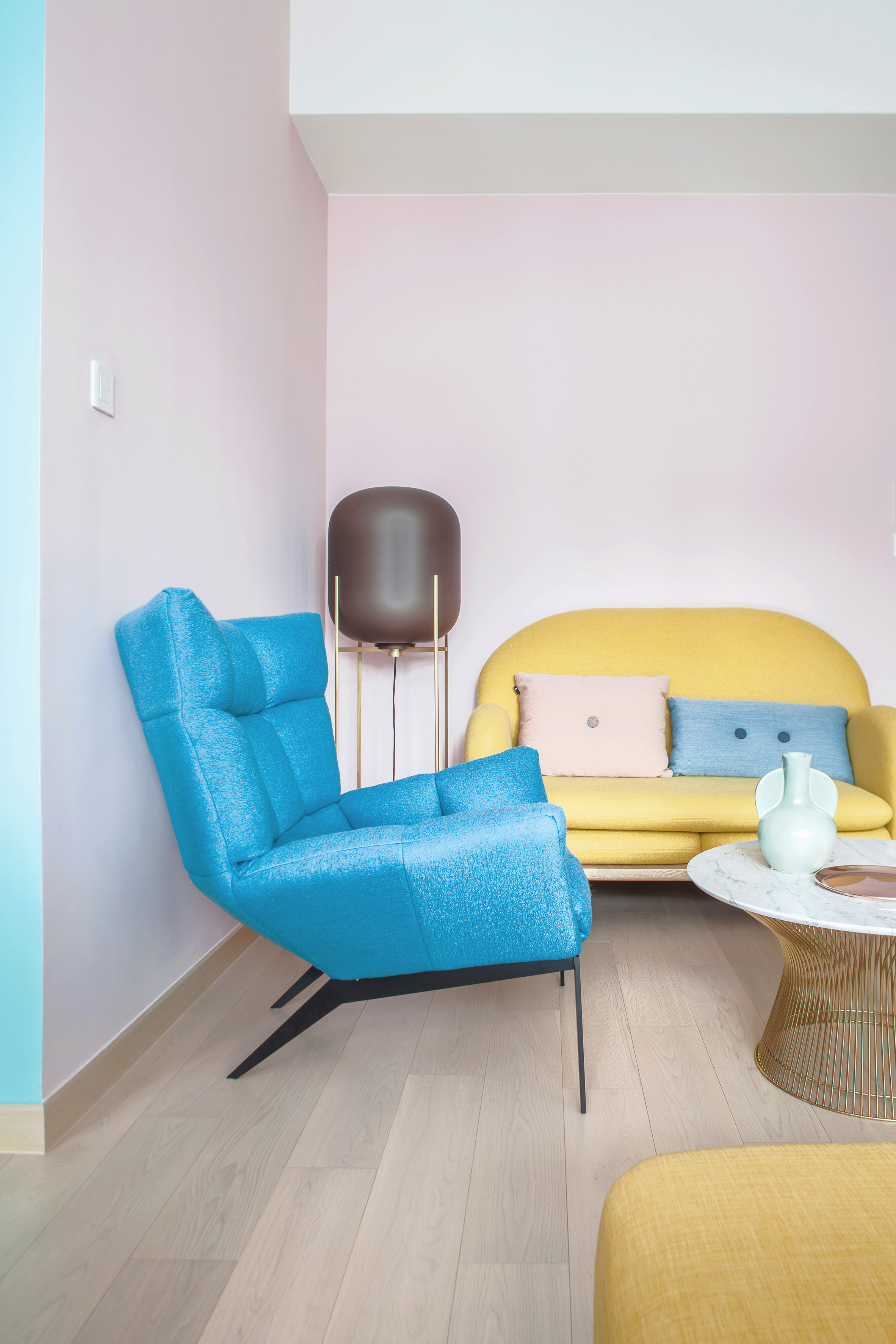 Thiết kế căn hộ với tường và đồ nội thất có màu rực rỡ dành riêng cho chủ nhân thiết kế thời trang - Ảnh 5.