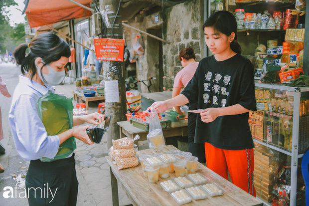 Phố phường vắng tanh nhưng những quán bánh trôi bánh chay nổi tiếng Hà thành vẫn đông người đến mua trước ngày Tết Hàn thực - Ảnh 14.