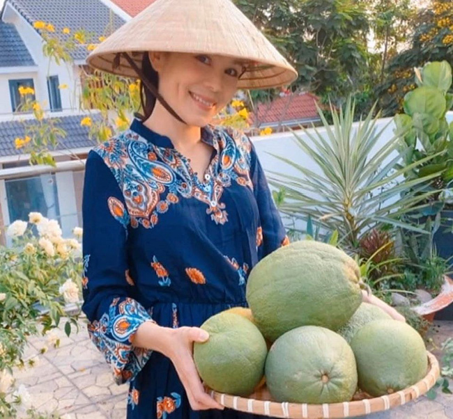 Bà xã Quyền Linh khoe thành quả thu hoạch hoa trái sai trĩu trong căn biệt thự 21 tỷ, được cả chồng lẫn 2 cô con gái xinh đẹp phụ giúp - Ảnh 7.