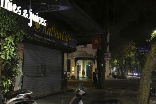 Ảnh: Hàng loạt quán cà phê ngừng hoạt động sau lệnh đóng cửa của Chủ tịch thành phố Hà Nội - Ảnh 2.