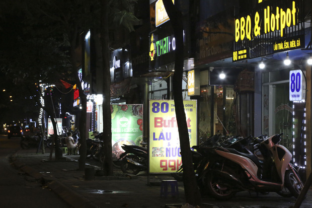 Ảnh: Hàng loạt quán cà phê ngừng hoạt động sau lệnh đóng cửa của Chủ tịch thành phố Hà Nội - Ảnh 13.