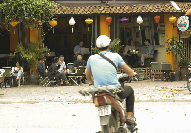 Bất chấp lệnh cấm, nhiều quán cà phê, bia hơi ở Hà Nội vẫn hoạt động - Ảnh 1.