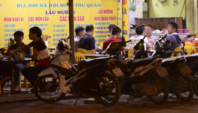 Bất chấp lệnh cấm, nhiều quán cà phê, bia hơi ở Hà Nội vẫn hoạt động - Ảnh 9.