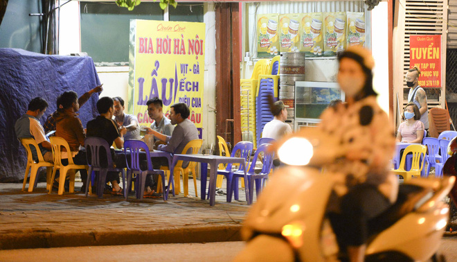 Bất chấp lệnh cấm, nhiều quán cà phê, bia hơi ở Hà Nội vẫn hoạt động - Ảnh 7.