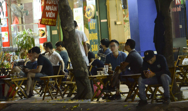 Bất chấp lệnh cấm, nhiều quán cà phê, bia hơi ở Hà Nội vẫn hoạt động - Ảnh 4.