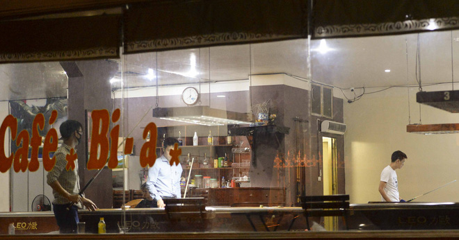 Bất chấp lệnh cấm, nhiều quán cà phê, bia hơi ở Hà Nội vẫn hoạt động - Ảnh 10.
