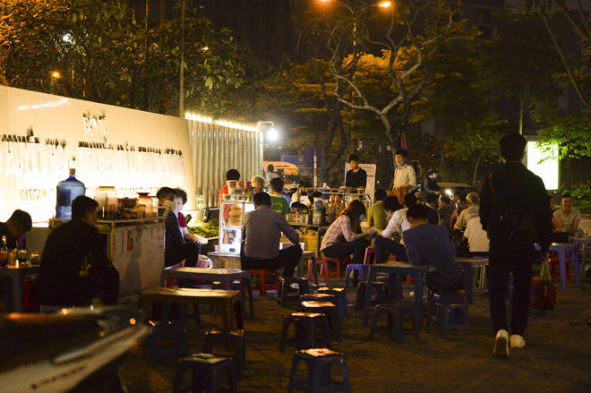 Bất chấp lệnh cấm, nhiều quán cà phê, bia hơi ở Hà Nội vẫn hoạt động - Ảnh 11.