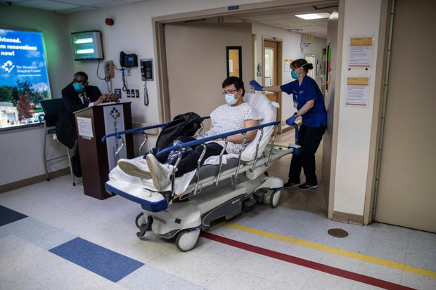 Bệnh viện ở New York bật chế độ thảm họa, bác sĩ thành bệnh nhân Covid-19 - Ảnh 2.