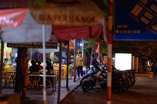 Bất chấp lệnh cấm, nhiều quán cà phê, bia hơi ở Hà Nội vẫn hoạt động - Ảnh 8.