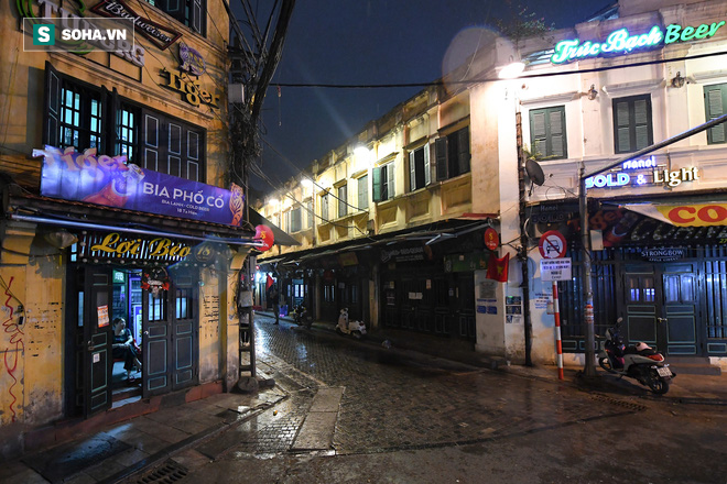 Cảnh tượng chìm trong bóng tối hiếm thấy của nhiều con phố kinh doanh sầm uất nhất Hà Nội - Ảnh 2.