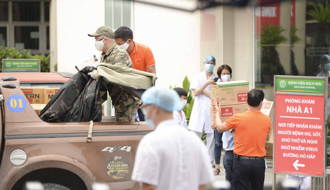 An ninh nghiêm ngặt ở Bệnh viện Bạch Mai, người dân không thể tự do ra vào, gửi đồ tiếp tế vào trong  - Ảnh 11.