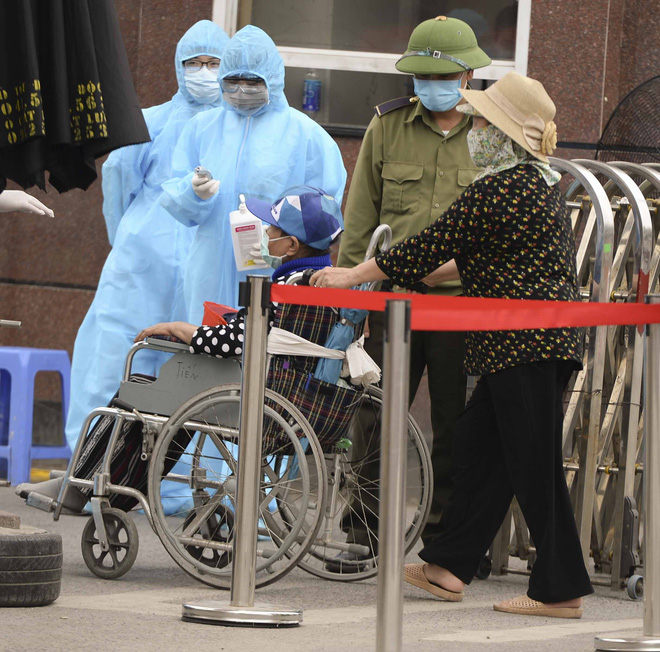 An ninh nghiêm ngặt ở Bệnh viện Bạch Mai, người dân không thể tự do ra vào, gửi đồ tiếp tế vào trong  - Ảnh 8.