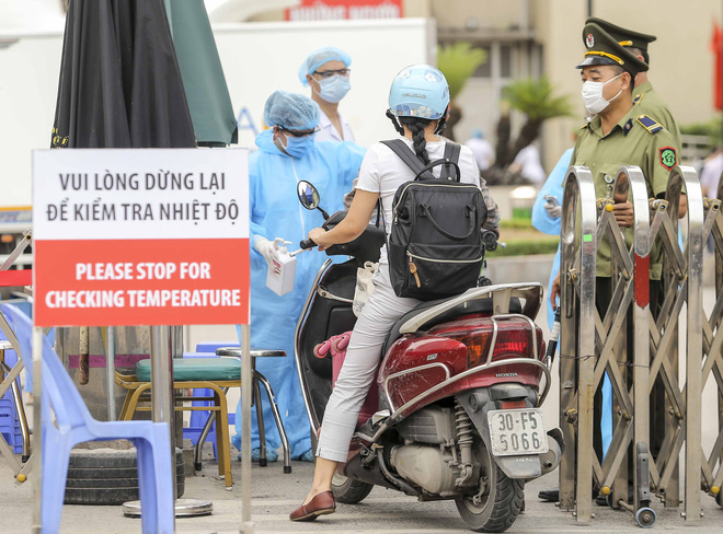 An ninh nghiêm ngặt ở Bệnh viện Bạch Mai, người dân không thể tự do ra vào, gửi đồ tiếp tế vào trong  - Ảnh 3.