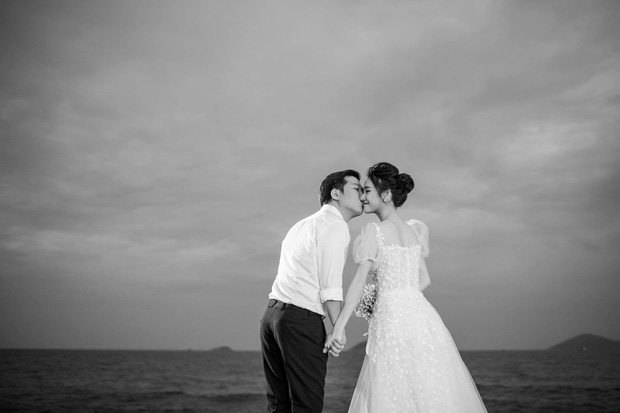Trường Giang - Nhã Phương tung trọn bộ ảnh lãng mạn trong lễ đính hôn bí mật trên bãi biển sau hơn 1 năm về chung một nhà - Ảnh 7.