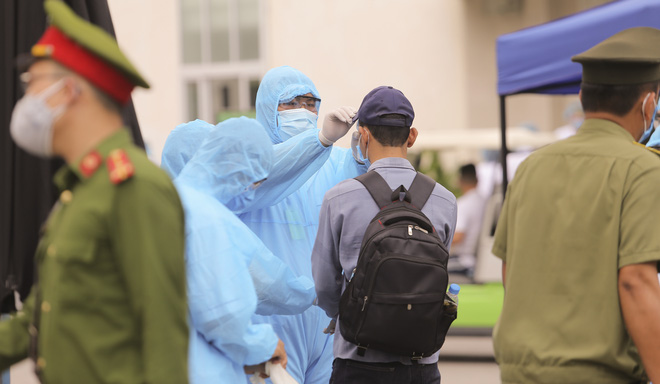 An ninh nghiêm ngặt ở Bệnh viện Bạch Mai, người dân không thể tự do ra vào, gửi đồ tiếp tế vào trong  - Ảnh 9.