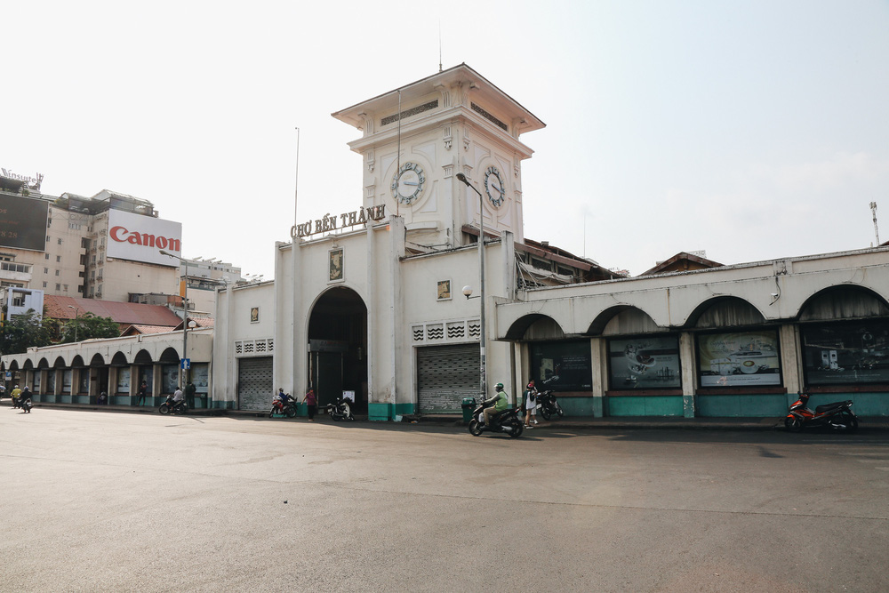 Ngày đầu áp dụng lệnh hạn chế di chuyển: Những điểm vui chơi ở Sài Gòn vắng hoe, chợ Bến Thành không một bóng du khách - Ảnh 15.