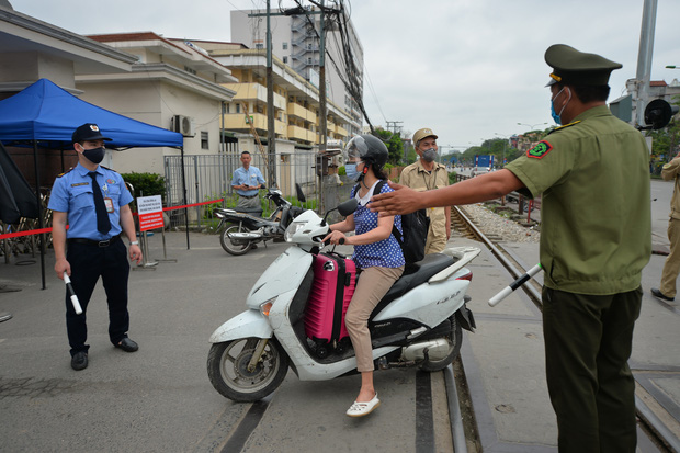 Ảnh: Bệnh viện Bạch Mai nội bất xuất, ngoại bất nhập, bác sĩ mang quần áo tới viện trực chiến chống Covid-19 - Ảnh 6.