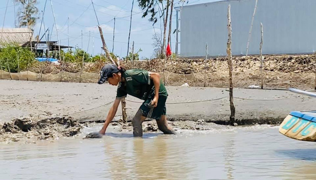 Đằng sau chuyến khảo sát khiến Thủy Tiên bật khóc: Trẻ con múc ăn chung nồi, bà lão 80 tuổi trầm mình dưới bùn bắt ốc! - Ảnh 4.