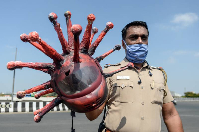 Cảnh sát Ấn Độ đội mũ bảo hiểm độc nhất vô nhị hình virus SARS-CoV-2 để dọa người dân không ra khỏi nhà - Ảnh 2.