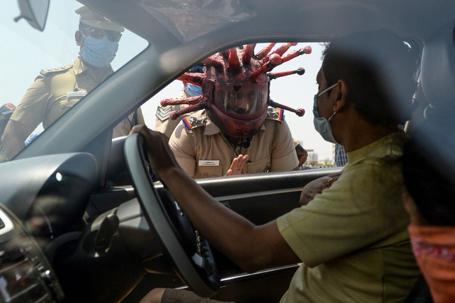 Cảnh sát Ấn Độ đội mũ bảo hiểm độc nhất vô nhị hình virus SARS-CoV-2 để dọa người dân không ra khỏi nhà - Ảnh 3.