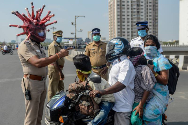 Cảnh sát Ấn Độ đội mũ bảo hiểm độc nhất vô nhị hình virus SARS-CoV-2 để dọa người dân không ra khỏi nhà - Ảnh 4.