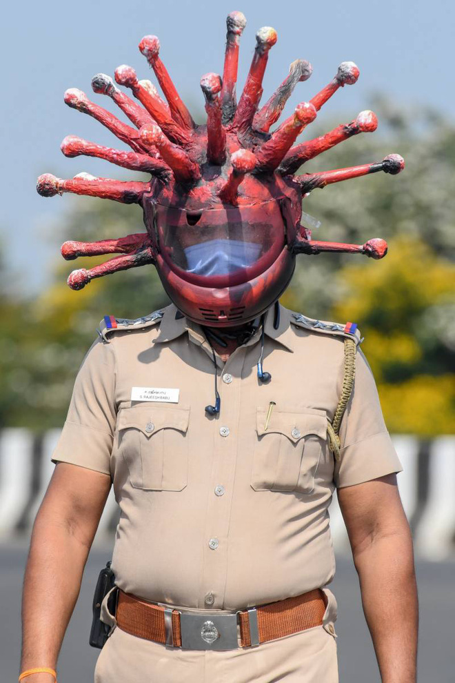 Cảnh sát Ấn Độ đội mũ bảo hiểm độc nhất vô nhị hình virus SARS-CoV-2 để dọa người dân không ra khỏi nhà - Ảnh 5.
