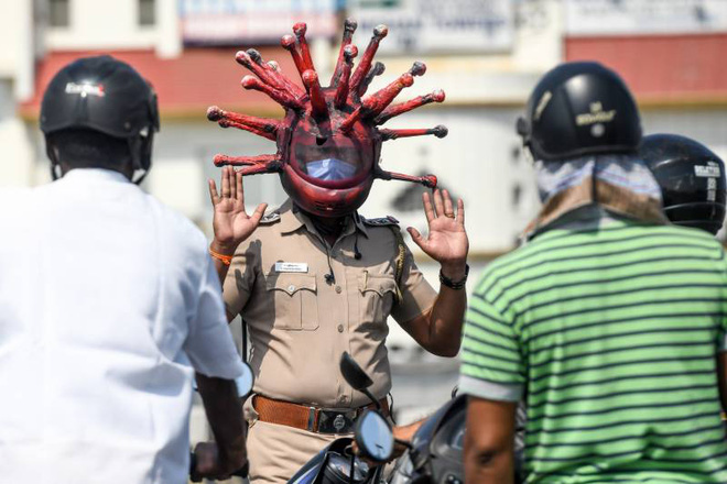 Cảnh sát Ấn Độ đội mũ bảo hiểm độc nhất vô nhị hình virus SARS-CoV-2 để dọa người dân không ra khỏi nhà - Ảnh 6.