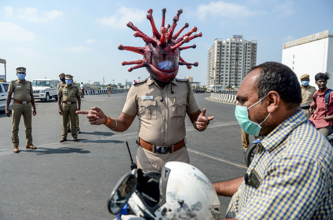Cảnh sát Ấn Độ đội mũ bảo hiểm độc nhất vô nhị hình virus SARS-CoV-2 để dọa người dân không ra khỏi nhà - Ảnh 8.