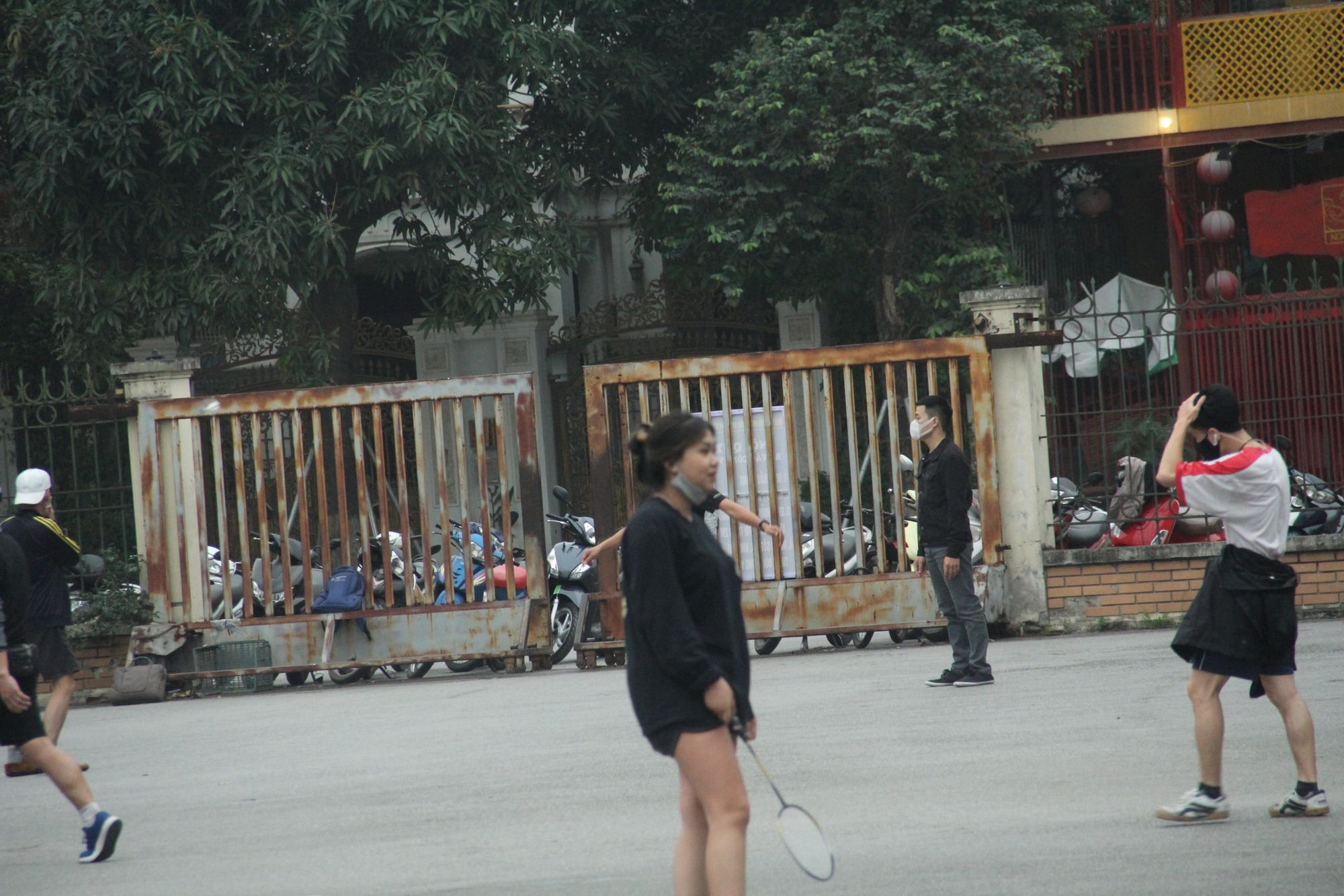 ẢNH: Bất chấp quy định xử phạt hành chính, nhiều người dân ở Hà Nội và Sài Gòn vẫn không đeo khẩu trang đến công viên tập thể dục - Ảnh 6.