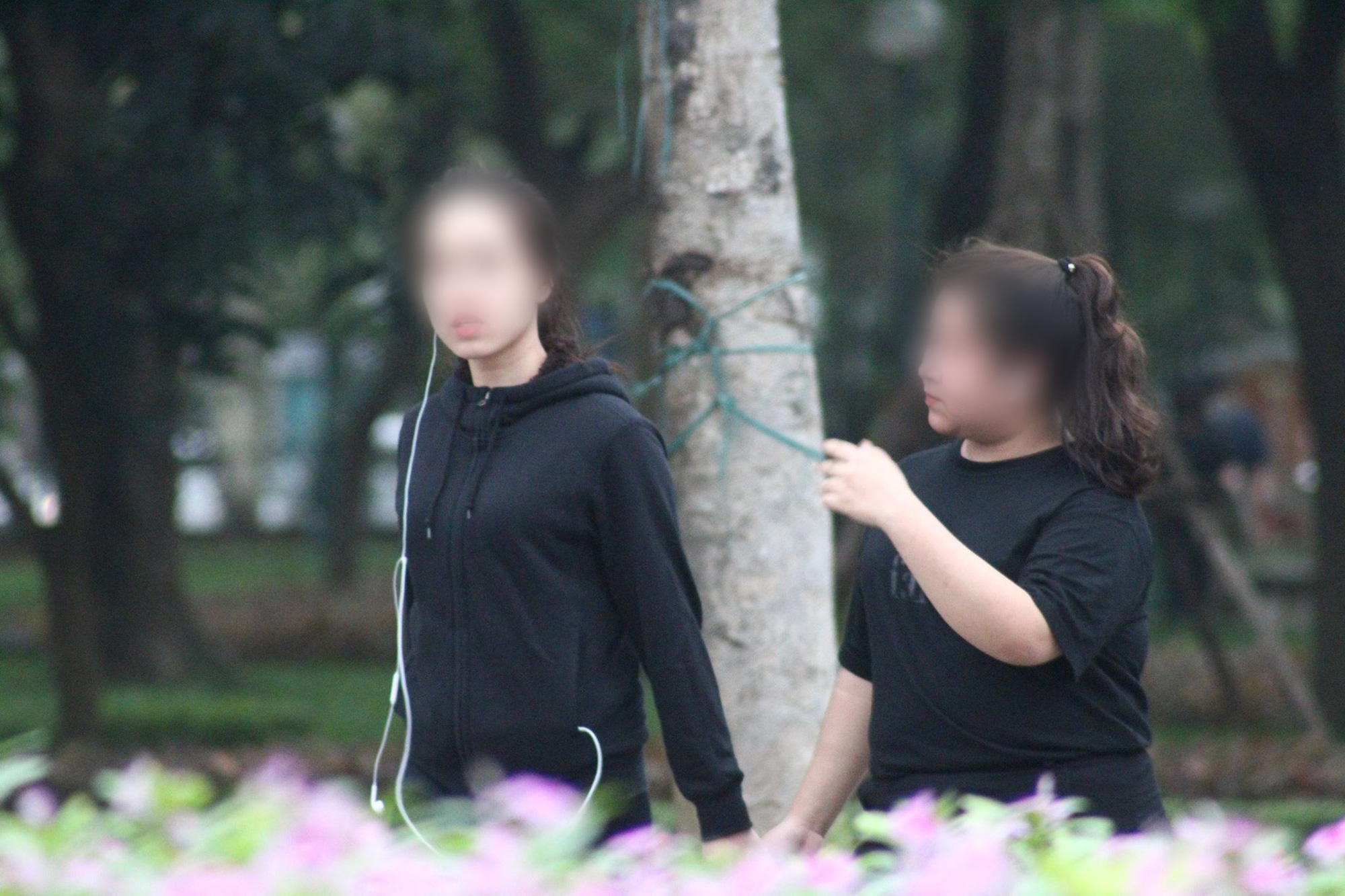 ẢNH: Bất chấp quy định xử phạt hành chính, nhiều người dân ở Hà Nội và Sài Gòn vẫn không đeo khẩu trang đến công viên tập thể dục - Ảnh 9.
