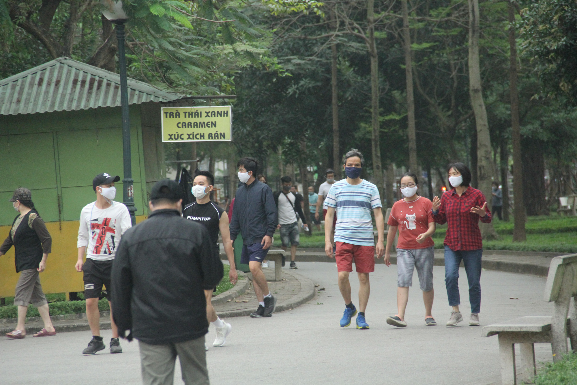 ẢNH: Bất chấp quy định xử phạt hành chính, nhiều người dân ở Hà Nội và Sài Gòn vẫn không đeo khẩu trang đến công viên tập thể dục - Ảnh 4.