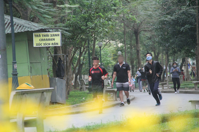 ẢNH: Bất chấp quy định xử phạt hành chính, nhiều người dân ở Hà Nội và Sài Gòn vẫn không đeo khẩu trang đến công viên tập thể dục - Ảnh 3.