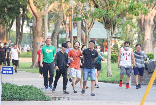 ẢNH: Bất chấp quy định xử phạt hành chính, nhiều người dân ở Hà Nội và Sài Gòn vẫn không đeo khẩu trang đến công viên tập thể dục - Ảnh 14.