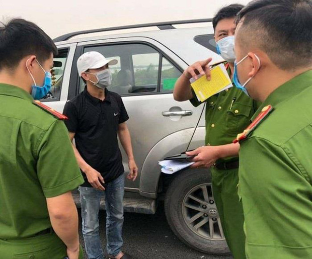 Tài xế ngụy trang xe chở người thân để chở khách từ Hà Nội về Quảng Ninh - Ảnh 1.