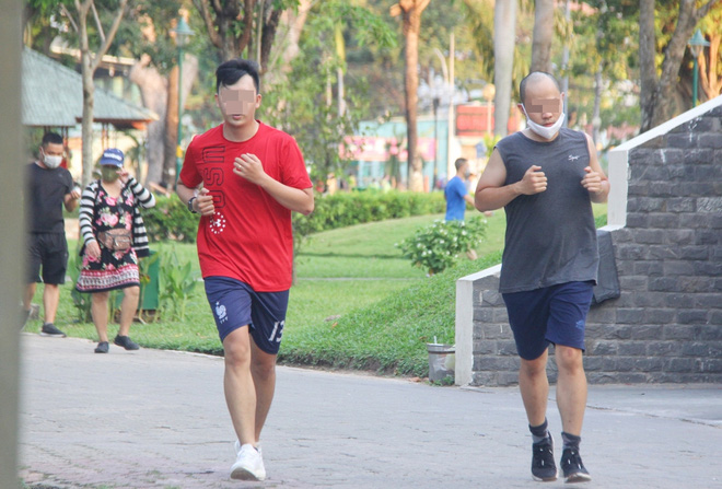 ẢNH: Bất chấp quy định xử phạt hành chính, nhiều người dân ở Hà Nội và Sài Gòn vẫn không đeo khẩu trang đến công viên tập thể dục - Ảnh 18.