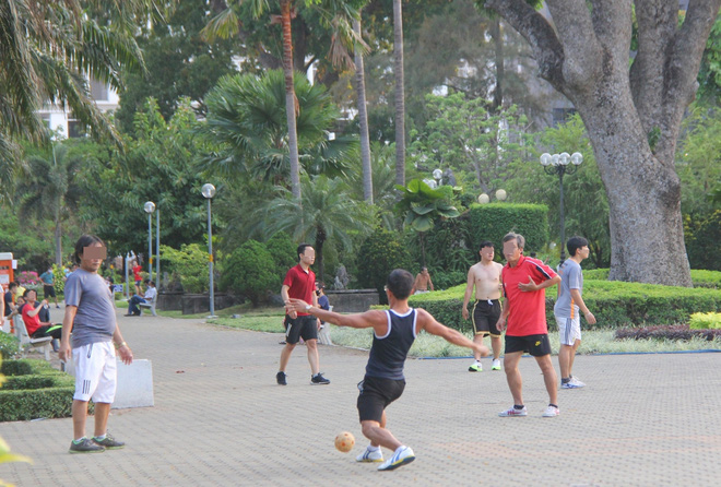 ẢNH: Bất chấp quy định xử phạt hành chính, nhiều người dân ở Hà Nội và Sài Gòn vẫn không đeo khẩu trang đến công viên tập thể dục - Ảnh 19.