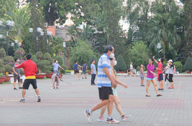 ẢNH: Bất chấp quy định xử phạt hành chính, nhiều người dân ở Hà Nội và Sài Gòn vẫn không đeo khẩu trang đến công viên tập thể dục - Ảnh 22.