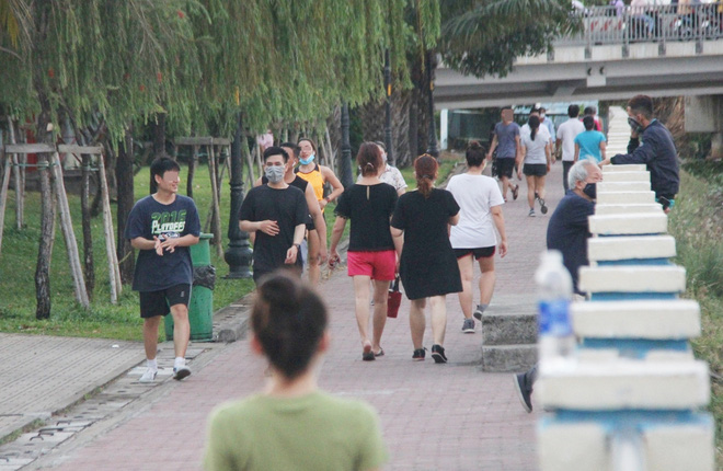 ẢNH: Bất chấp quy định xử phạt hành chính, nhiều người dân ở Hà Nội và Sài Gòn vẫn không đeo khẩu trang đến công viên tập thể dục - Ảnh 23.