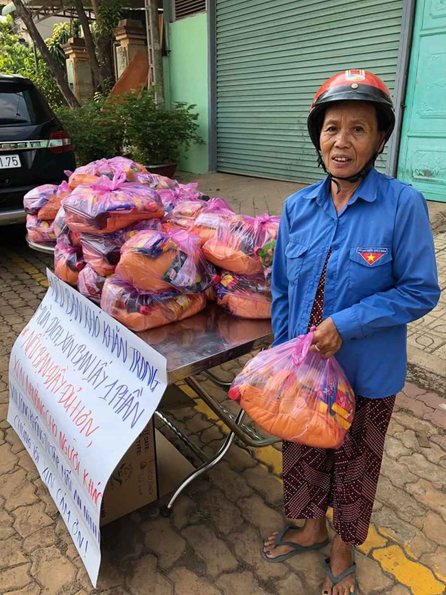 Hình ảnh cụ già khom lưng nhận túi đựng mì tôm và nội dung tấm biển giăng trước cửa của ngôi nhà khiến nhiều người xúc động - Ảnh 6.