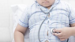 Thấy con tăng cân trong những ngày nghỉ ở nhà phòng dịch, đừng vội mừng, hãy chú ý đến các biểu hiện này để đảm bảo trẻ không ‘béo bệnh’
