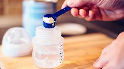 Nghiên cứu mới cho thấy một số loại sữa công thức dành cho trẻ em có chứa hàm lượng đường cao hơn một lon nước ngọt