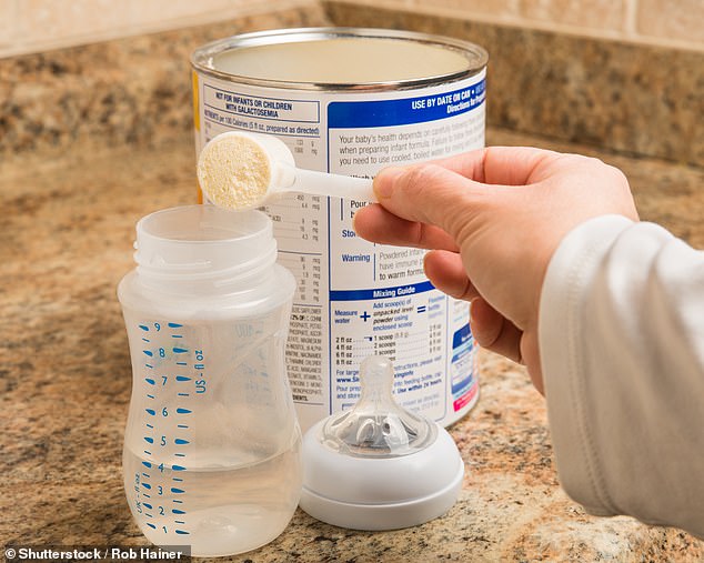 Nghiên cứu mới cho thấy một số loại sữa bột dành cho trẻ em có chứa hàm lượng đường cao hơn một lon nước ngọt Fanta - Ảnh 2.