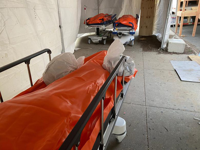 Hình ảnh đau thương tại tâm dịch New York: Thi thể nạn nhân COVID-19 xếp hàng chật hành lang bệnh viện - Ảnh 7.