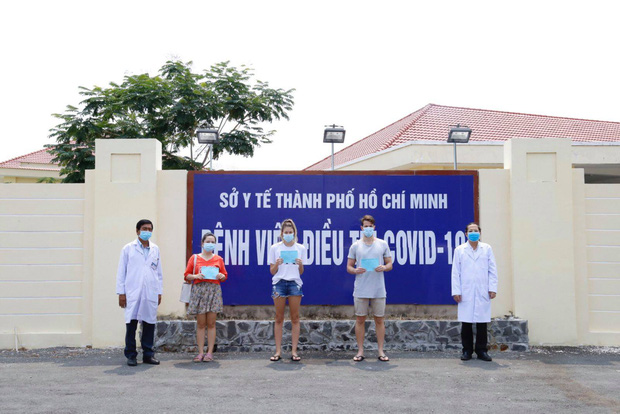 Tin vui: Thêm 4 bệnh nhân Covid-19 bình phục, lần đầu tiên số ca khỏi bệnh ở Việt Nam nhiều hơn số ca đang điều trị - Ảnh 1.