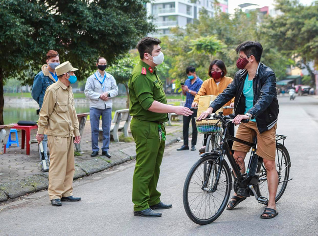 Hà Nội: Lập chốt nhắc nhở người dân ở nhà không đi tập thể dục - Ảnh 5.